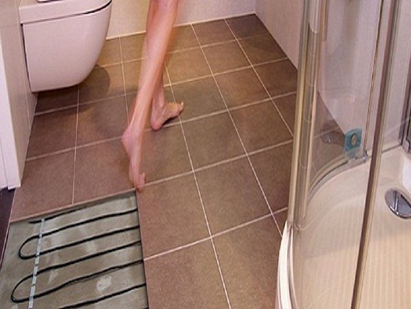 Обустройство теплого пола позволяет полностью решить задачу обогрева в ванной комнате